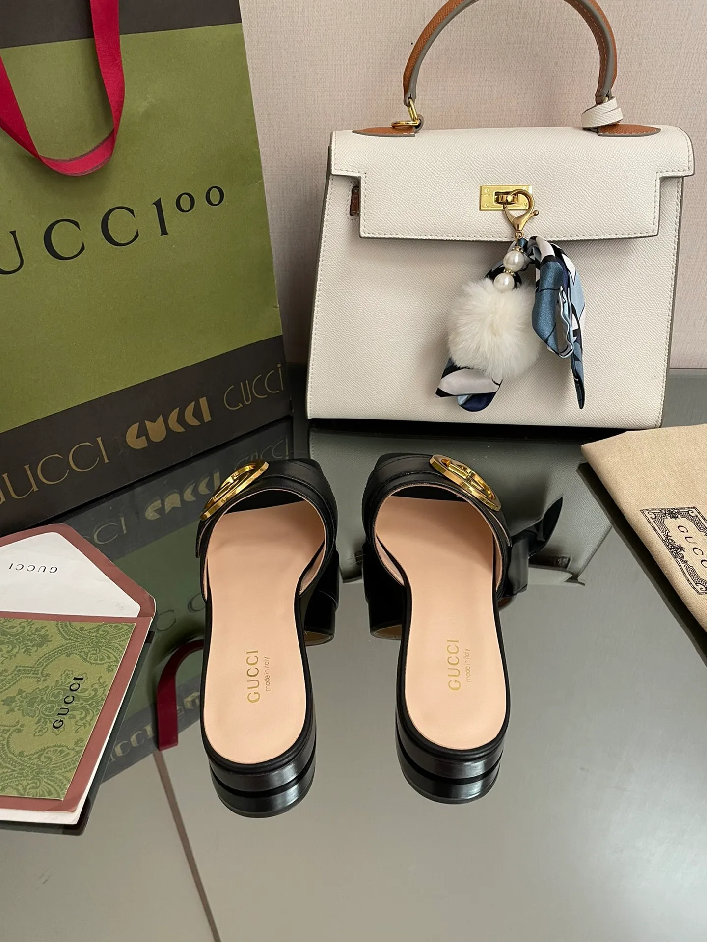 👟👟Ex-factory price 440👟👟 GuCCl high-end boutique 2024 round interlocking double GG new sandals, original and original quality! Every detail has been carefully crafted and can be compared with ZG, the quality is the same!  Fabric: Original customized waxed leather Hardware: Dongguan Dachang mold-opening hardware round interlocking double G buckle Lining/foot pads: High-end custom sheepskin lining Heel height: 1.0CM Outsole: Italian genuine leather sole Size: 35-41 (40 41 customized, non-returnable) Original high-end packaging!  The GucCi Blondie series made its debut in Los Angeles during the "Gucci March of Love" series of fashion shows, showing its outstanding charm on the star-studded Hollywood Walk of Fame. The new series echoes the style shown in the recent series, blending retro aesthetics and modern fashion to integrate different eras! The monogram pattern of the brand founder comes from the archive design of the 1970s, vividly interpreting this mid-heeled shoe💋👏 ●Circular interlocking Double G details. Flat heel ●1.0 cm heel height ●Italian creation Green full set of high-end original packaging